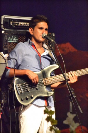 adrian [ bajo + voz ]